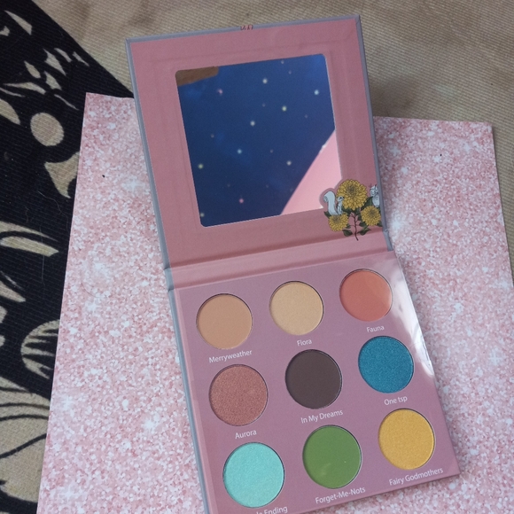 Disney Sleeping Beauty NWT unused eyeshadow palette in pretty femme shades! - Picture 2 of 7